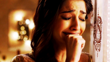 Sonam Kapoor crying